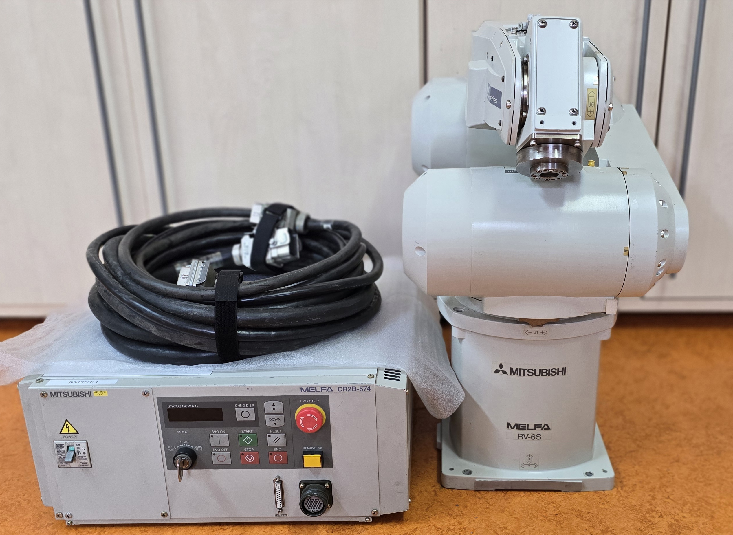 RV-6S Industrieroboter mit CR2B Controller Inkl. R28TB Teachingbox *SONDER ANGEBOT!